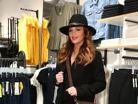 Krásna Karin Haydu zvolila čierny outfit a spravila tak dobre. Čierna herečke naozaj pristane. 