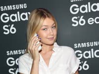 Aj známa modelka Gigi Hadid podľahla jarnému trendu a jej manikúra žiari kráľovskou modrou