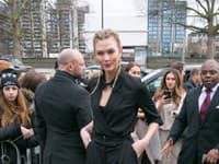 Karlie Klos sa s takýmto účesom predviedla na fashion weeku v Londýne