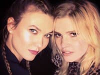 Vrkoče si obľúbila aj modelka Karlie Kloss, no ich noseniu by ste sa mali vyhýbať, poškodzujú totiž naše korienky 