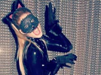 Modelka Dutzen Kroes sa zamaskovala pod takouto sexi maskou 