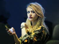 Z dcéry uznávaného speváka skupiny Nirvana, vyrástla originálna umelkyňa