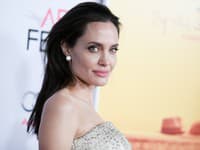 Krásna Angelina Jolie je plná tajomstiev, niektoré vychádzajú na povrch až po rokoch