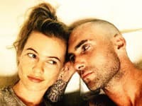 Behati a Adam sú manželmi pomerne krátky čas, no o tom, že im to v súkromí klape ako má, nepochybuje snáď nik