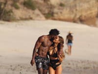 Na pláži táto dvojica v zložení Jason Derulo a Daphne Joy púta pozornosť