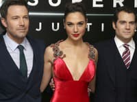 V najnovšej snímke Batman v Superman si zahrala aj s Benom Affleckom (vľavo) a Henry Cavillom