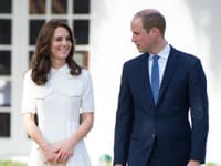 Jednoduché biele šaty na Kate Middleton vďaka tmavým vlasom perfektne vyniknú