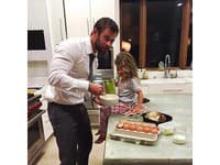 Chris Hemsworth je hollywoodsky sexidol aj vzorný otecko