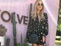 Ashley Benson sa na párty organizovanou značkou Revolve ukázala tiež