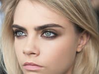 Chlpaté obočie Cary Delevingne pristane máloktorej žene, takže vždy majte po ruke hrebienok na jeho upravenie