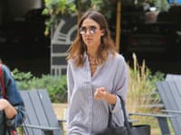 Jessica Alba drží krok s trendami a k ležérnemu štýlu zvolí vždy nejakú vychytávku