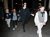 Angelina Jolie vychováva spolu s Bradom Pittom až šesť detí
