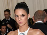 Kendall Jenner v jednoduchom a prirodzenom líčení