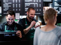 Ako hold prvej kaviarni Starbucks na Slovensku je pri vchode kresba prvej kaviarne Starbucks na Pike Place Market v Seattli