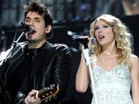 Spevák John Mayer je jedným z úlovkov mladučkej Taylor
