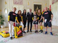 Herec Maroš Kramár, spevák Robo Papp, herečka Karin Haydu, moderátorka Kvetka Horváthová a ďalšie známe tváre včera vysadli v Bratislave na bicykle, aby pomohli