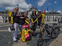 Takmer päťdesiat známych osobností včera bicyklovalo v rámci charitatívneho podujatia MISIA 05. Známe tváre prijal aj prezident Andrej Kiska
