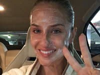 Modelka a podnikateľka Romana Škamlová si skrátila chvíľu v aute 