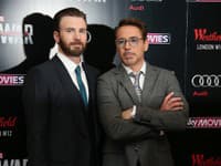 Chris Evans a Robert Downey Jr. na premiére filmu Kapitán Amerika