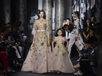 Elie Saab predstavil v Paríži svoje najluxusnejšie modely aj pre deti