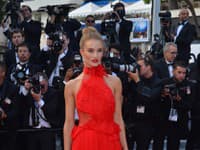Nikto nedokáže nosiť červenú tak, ako práve Rosie Huntington Whiteley