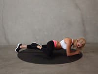 Spiderman plank crunch
