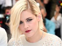 S peroxidovou farbou zaujala Kristen Stewart na festivale v Cannes