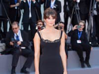 Bývalá Bond Girl, Gemma Arterton, stavila na jednoduché šaty kopírujúce jej ženskú postavu
