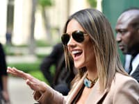 Alessandra Ambrosio stavila na aviatorky a náhrdelník, čo so sakom vytvára sexi dojem