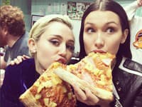 Bella a speváčka Miley Cyrus milujú pizzu