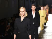 Nestarnúca Eva Herzigová bola hviezdou prehliadky Bottega Veneta