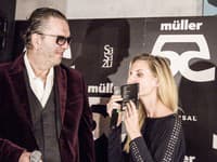 Nový album Richarda Müllera „55“ pokrstila  bozkom Adela Banášová, ktorej venoval jednu skladbu!