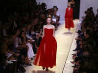 Tylové súkne boli nostným prvkom prehliadky francúzskeho domu Christian Dior