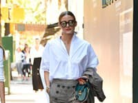 Olivia a jej business look s využitím bielej blúzky