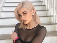 Dnes púta Kylie Jenner pozornosť odvážnymi lookmi a blond vlasmi