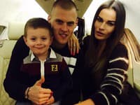Futbalista Martin Škrtel so synom Matteom a manželkou