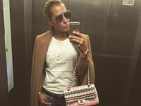 Kabát krémovej farby dodal celému outfitu elegantný podtón