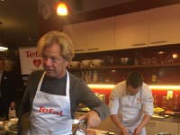 Maroš Kramár si vyskúšal varenie s výrobkami od značky Tefal