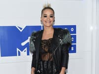 Hoci sa polemizovalo nad tým, či v úlohe Mii ostane speváčka Rita Ora, nakoniec pri nej tvorcovia aj ostali