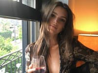 Emily je jednoducho krásna žena, ktorá sa v jedle príliš neobmedzuje