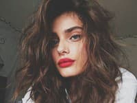 Taylor Hill je známa svojim výrazným obočím