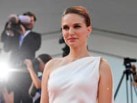 Na filmovom festivale v Benátkach predviedla róbu od Diora