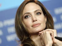 Angelina Jolie si prechadza tažkým obdobím