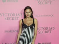 Modelka Victoria's Secret Irina Shayk pózuje počas after party.