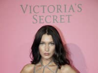 Modelka Bella Hadid pózuje počas after party Victoria's Secret