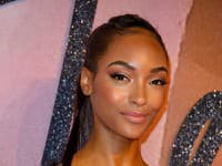 Modelka Jourdan Dunn zvolila trblietavý očný tieň ružovej farby