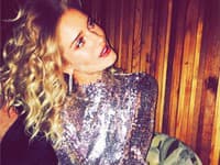 Modelka Rosie Huntington-Whiteley vie ako nosiť flitre a pritom nepôsobiť gýčovo