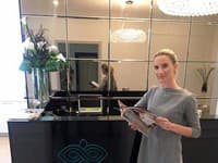 Skvelá moderátorka Adela Banášová v priestoroch Kliniky ENVY v Košiciach s najnovším magazínom ENVY. 