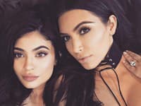 Kylie Jenner a Kim Kardashian naozaj vyzerajú ako sestry