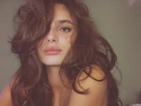 Prirodzená krása Taylor Hill vyráža dych
